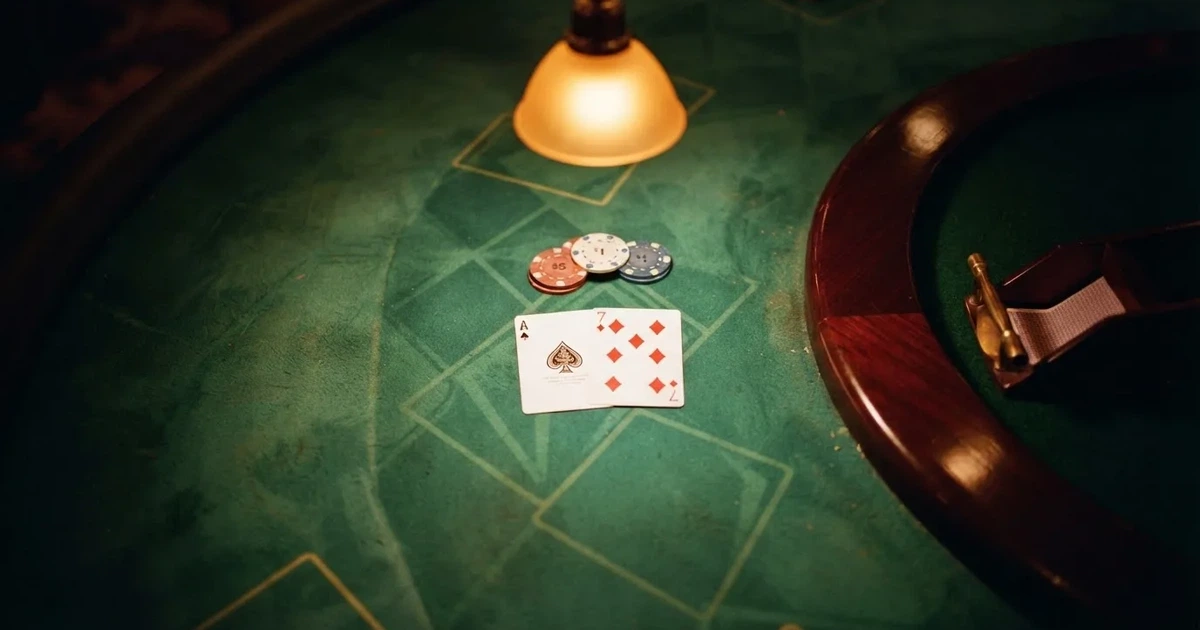 Beleuchteter Spieltisch mit Karten, von oben gesehen — aviator online casino
