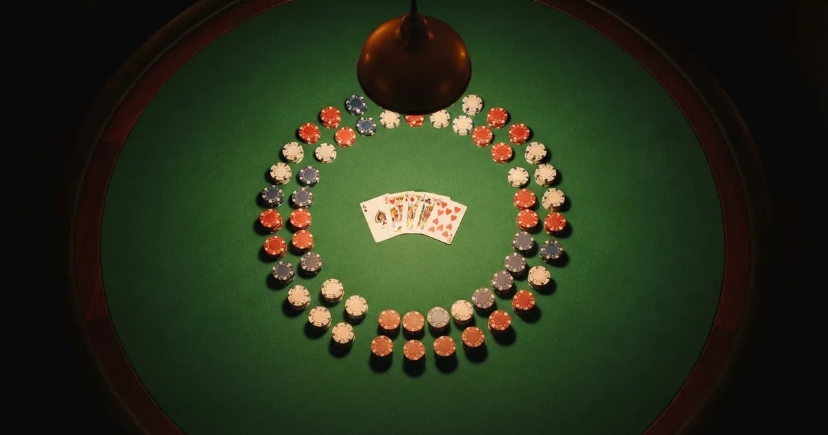Beleuchteter Spieltisch mit Karten, von oben gesehen — beste online spielothek casinos